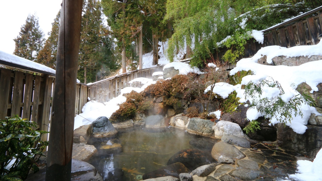 雪を戴く奥飛騨の山々、凛とした冬の空気に包まれて贅沢な湯浴み。