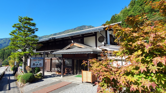 当館は、玄関を入るとすぐに築100年のお部屋があります。囲炉裏を中心とした趣ある館内です。