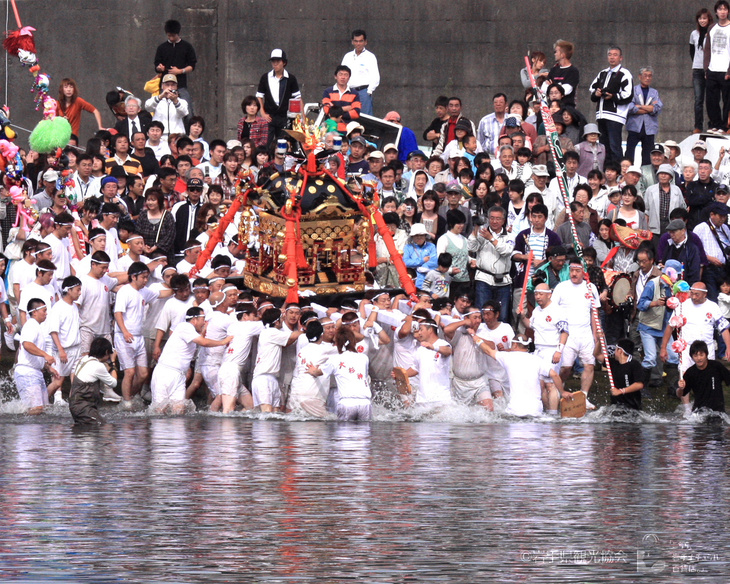 ホテルから1時間、海上神輿の男衆「山田祭」(山田町）