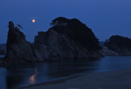 浄土ヶ浜の月