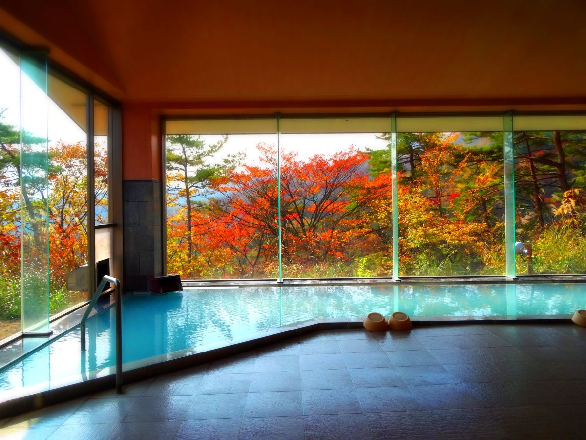 大浴場吾妻山の紅葉を見ながら