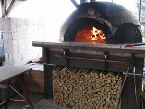 9. 手作りの石窯は毎日大忙し！今日は何を料理しましょうか？