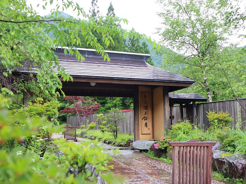 【梅雨の山門】