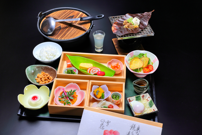 【朝食】朴葉味噌を中心とした和朝食(一例)