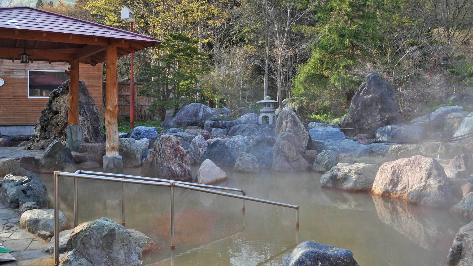 【男湯・露天】広々とした庭園露天風呂。