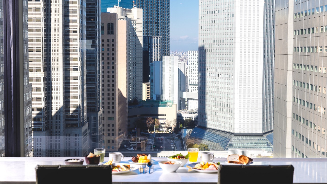 【朝食】本館25階マンハッタンテーブル／窓際席では、最上階からの高層ビル群を望みながら。
