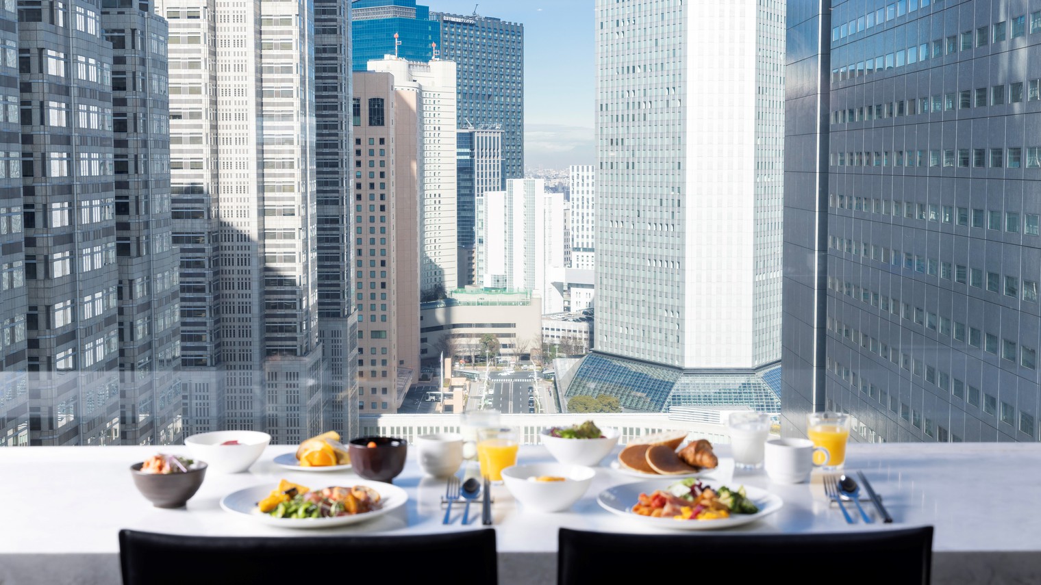 【朝食】本館25階マンハッタンテーブル／窓際席では、最上階からの高層ビル群を望みながら。