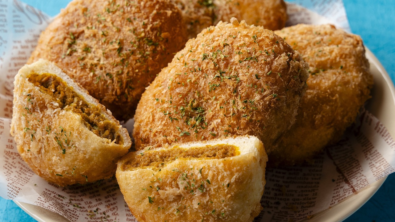 【朝食】本館25階マンハッタンテーブル／サクサク食感のカレーパン