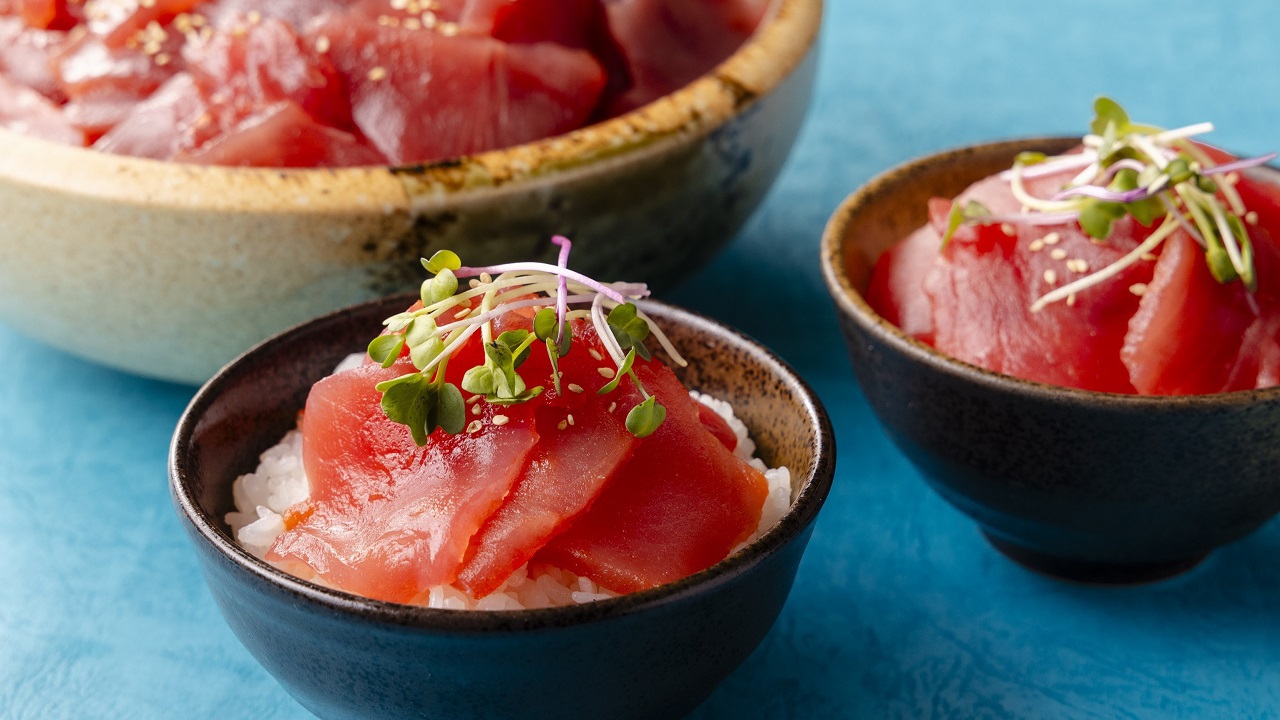 【朝食】本館25階マンハッタンテーブル／とろろやわさびなどと一緒に愉しめる漬けまぐろ。