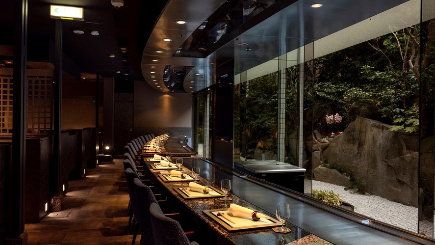 【ディナー】別館1階ふじた／鉄板カウンター席 庭園をライトアップされた眺めながら
