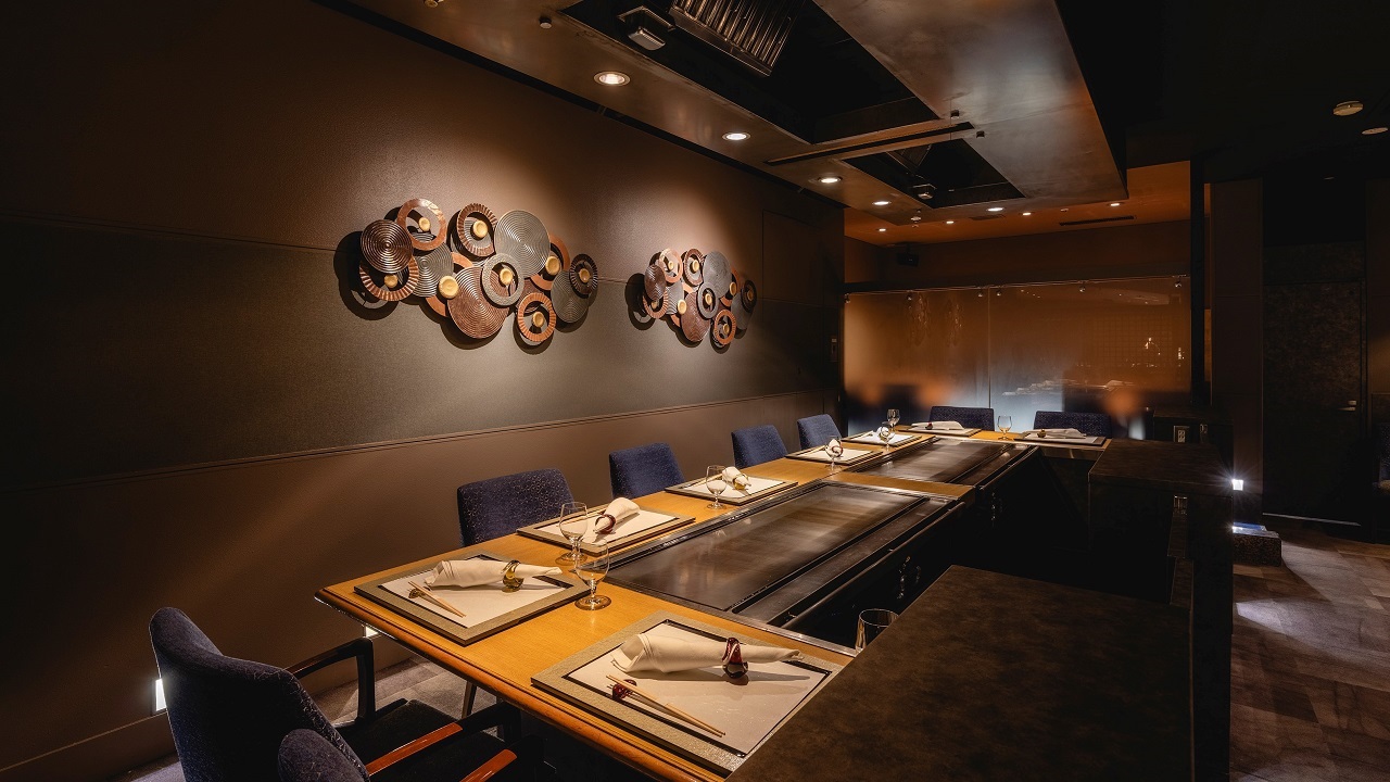 【ディナー】別館1階ふじた／家族会などグループでのご利用におすすめのコの字型カウンター席