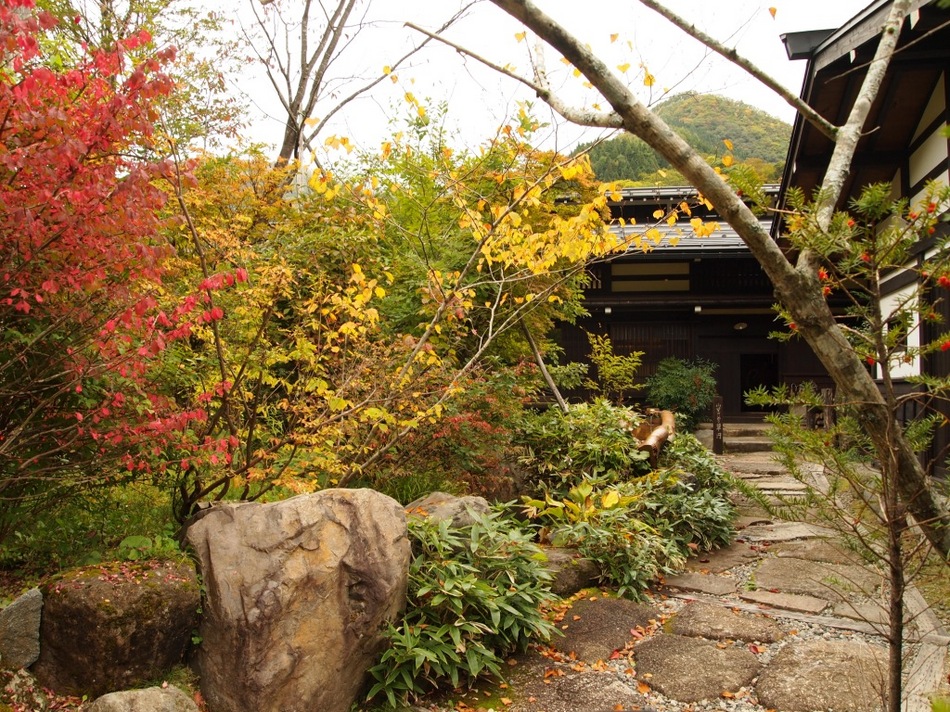 秋の紅葉に染まる草円の玄関