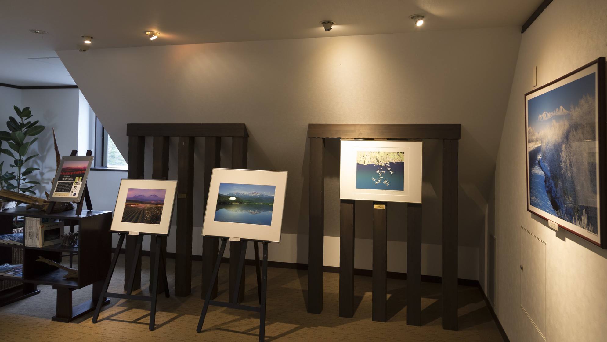 ギャラリー5階にあるギャラリーには周辺の風景写真を展示。