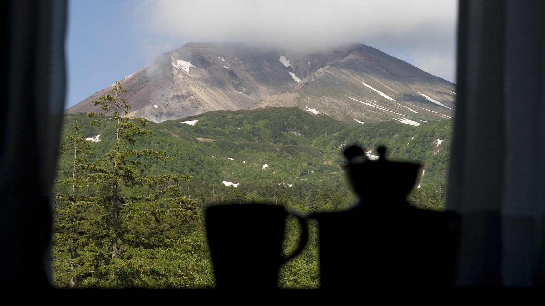 客室コーヒーを飲みながら旭岳の眺望を眺める。