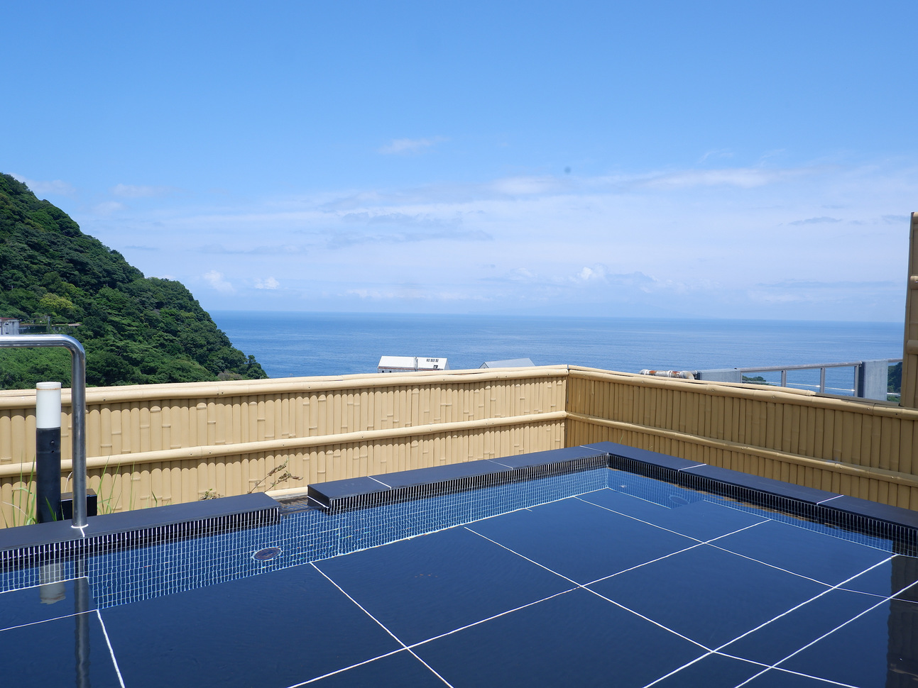 ［展望露天風呂］当館自慢の展望露天風呂からの景色は絶景。