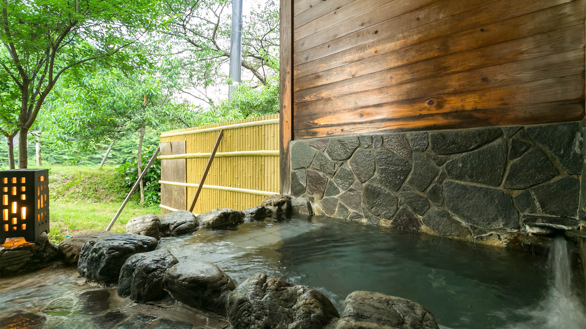 ・松の荘：プライベート感いっぱいのコンパクトな露天風呂