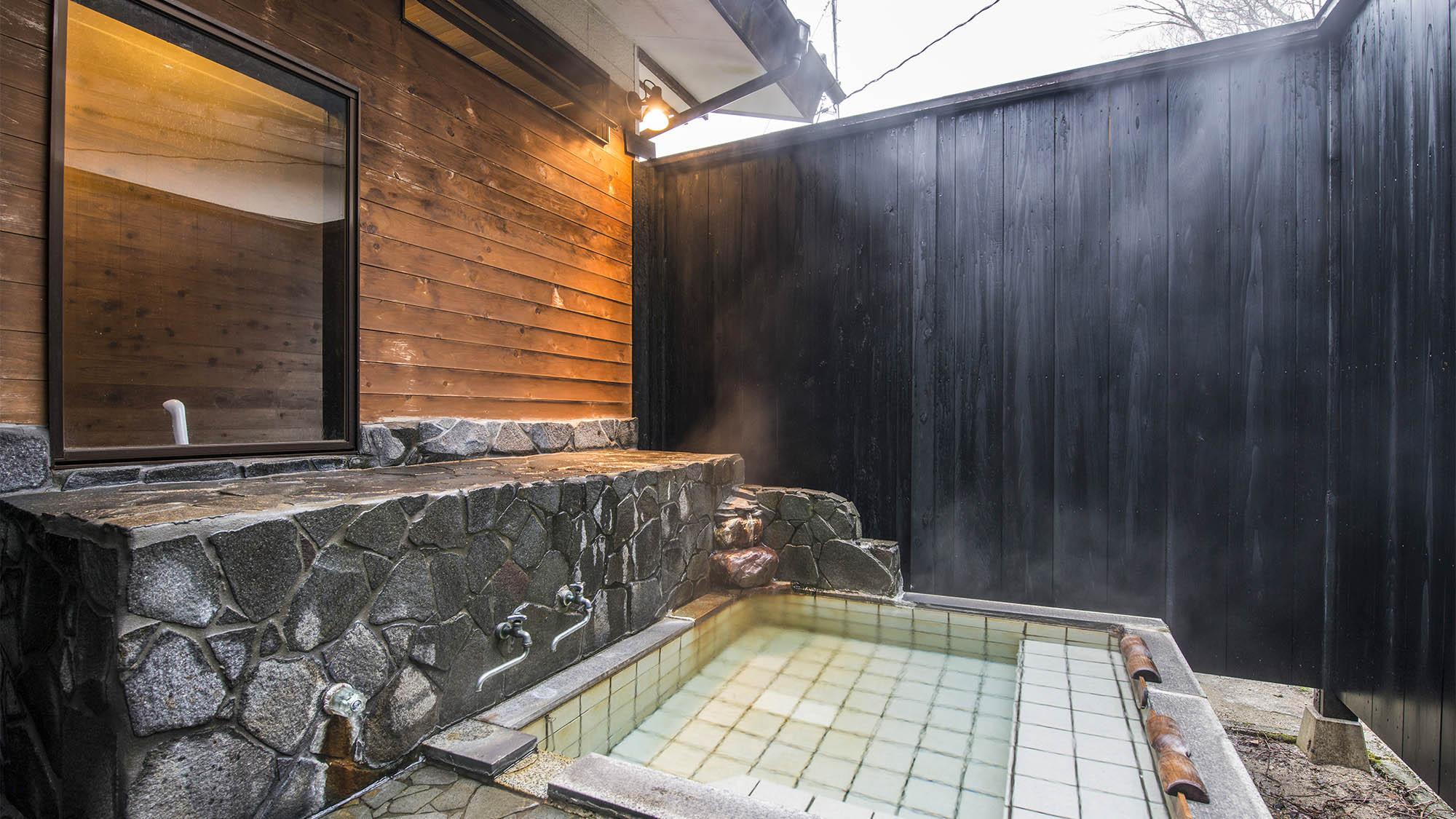 ・柊の荘：開放感のある露天風呂でのんびり湯あみをどうぞ