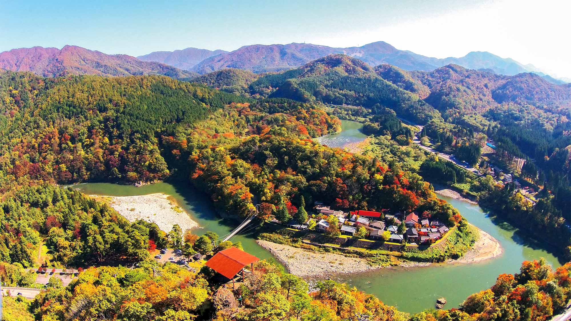 ・秋には周囲の山が赤や黄色に染まります