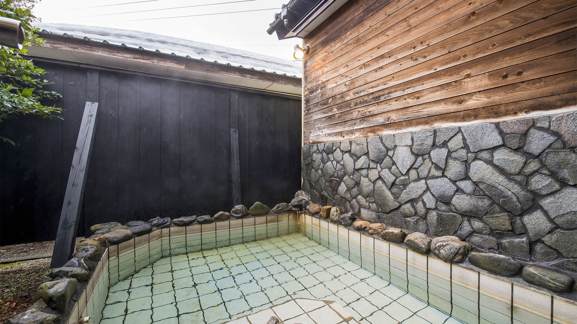 ・椿の荘：3名〜4名でもゆったり入れる大きな露天風呂