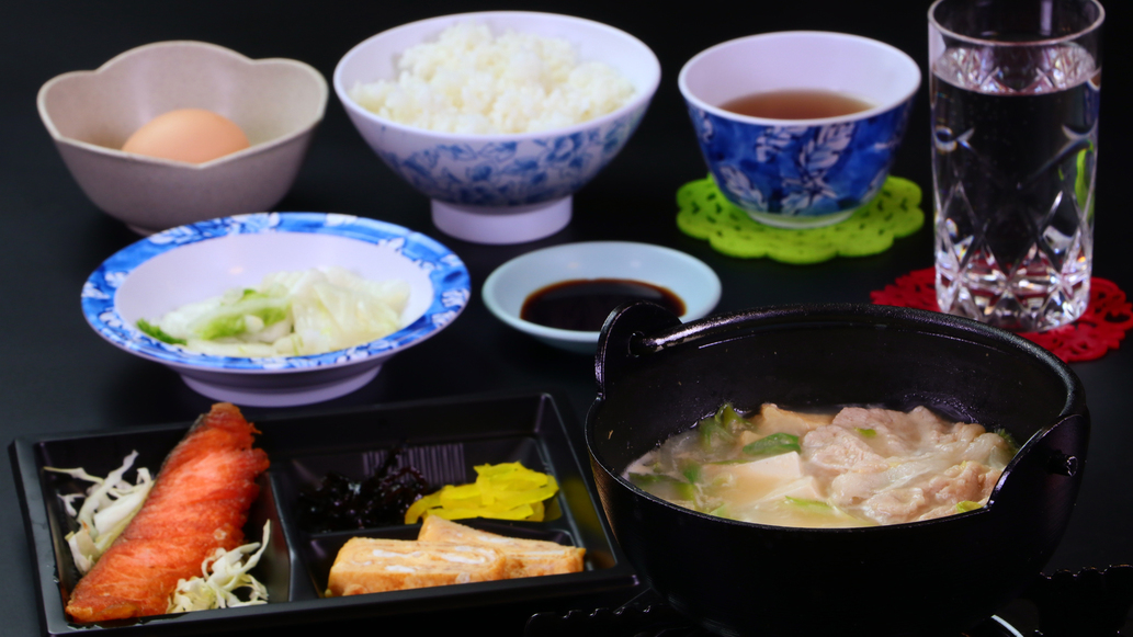 【朝食】具だくさん味噌汁が好評の朝定食