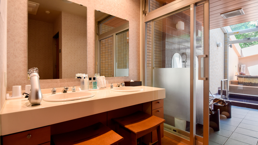 【別館2F藤_和洋特別室】バスルームの洗面台&洗い場は2つございます。
