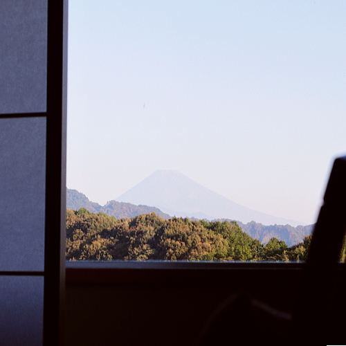 館内一部のお部屋から望む、悠然たる富士山の雄姿