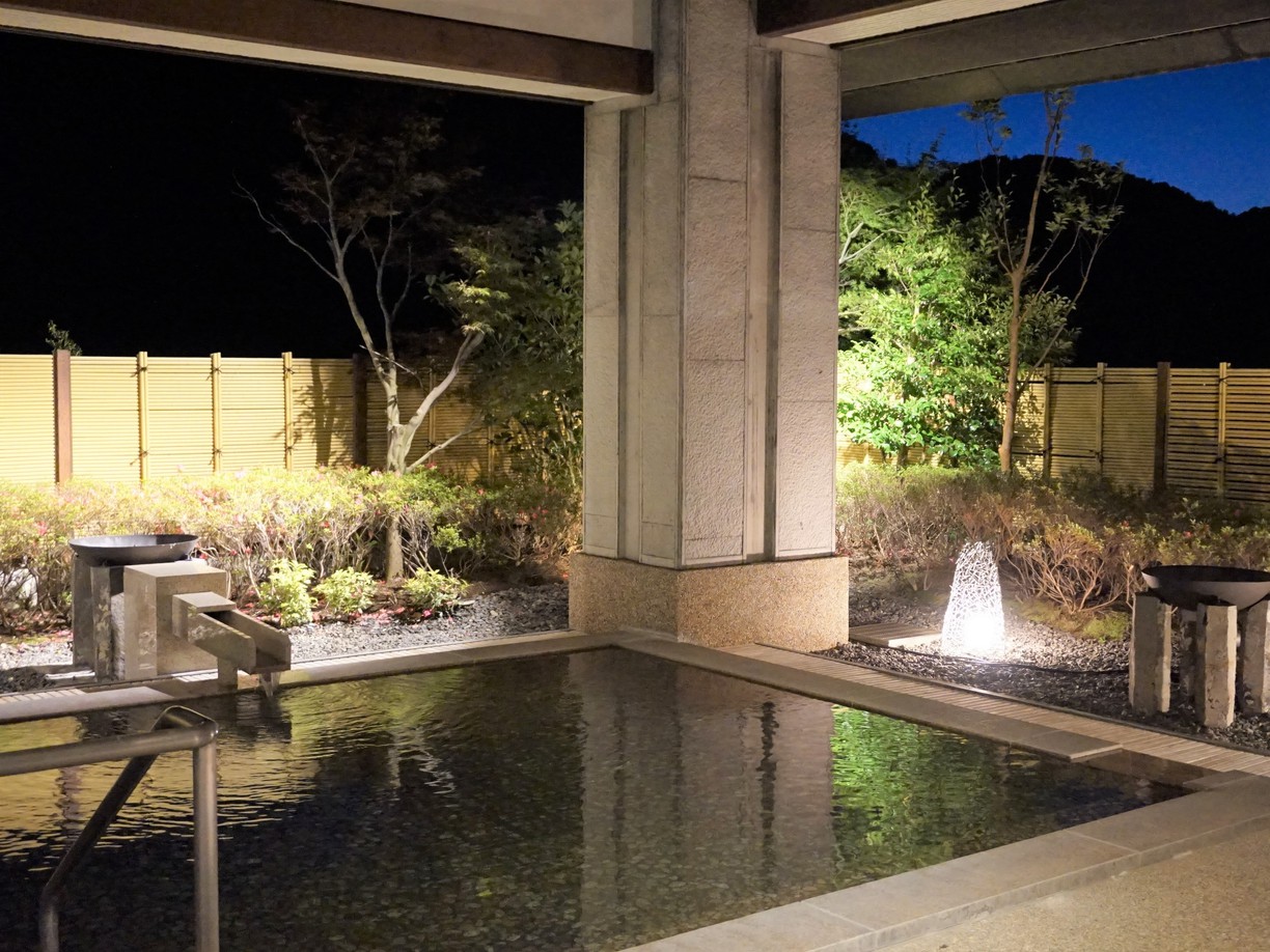 大浴場の庭園を再生、さらに照明で夜の入浴の際にもお庭の望みながら入浴ができます。