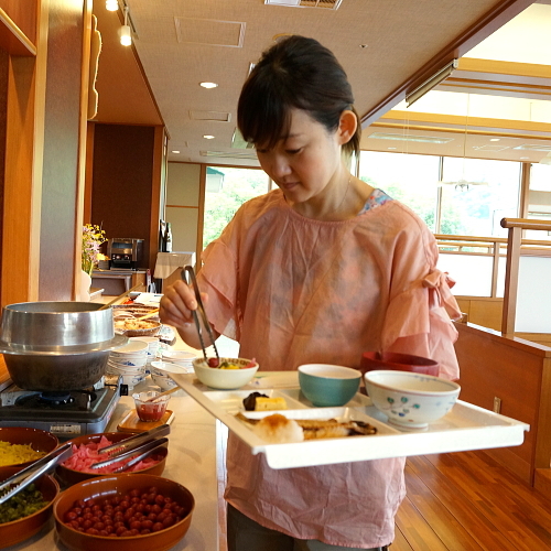 おかわり自由のバイキング形式でご堪能いただけます