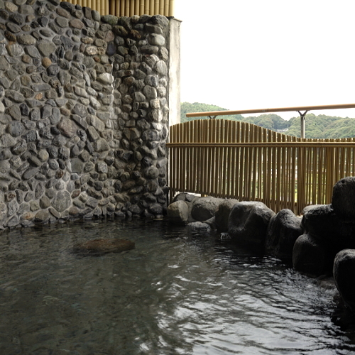 【大浴場（3つの露天）】露天岩風呂。岩にかこまれたお風呂と自然の山々が展望でき、野趣あふれています。