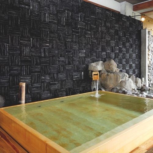 【大浴場（3つの露天）】壁一面に備長炭を敷き詰めた国産檜葉（ヒバ）造りの露天風呂