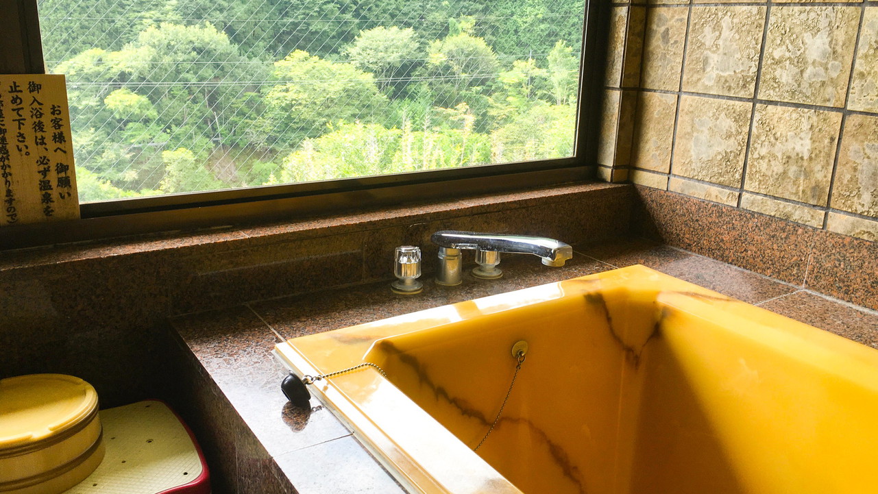 甲斐の大自然が広がる部屋付きの展望風呂