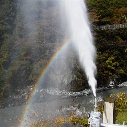《世界屈指の自噴泉》毎分１６３０リットル、１分間にドラム缶9本分の自家源泉