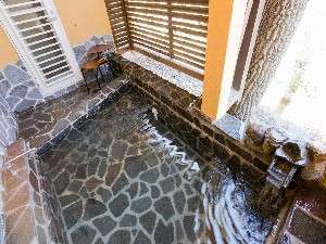 デラックスルームの温泉露天風呂（101/103広さ共通）