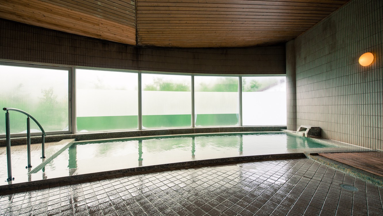 【ＳＰＡ由瑠璃（ゆるり）】広々とした大浴場。良質な蔵王温泉のたっぷりと源泉掛け流しで注がれています