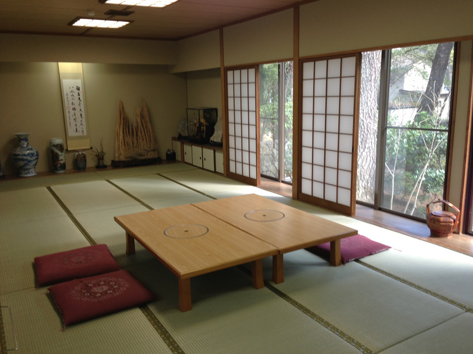 美しい日本庭園が眺めの２５畳特別和室。グループにも最適。１０名様まで