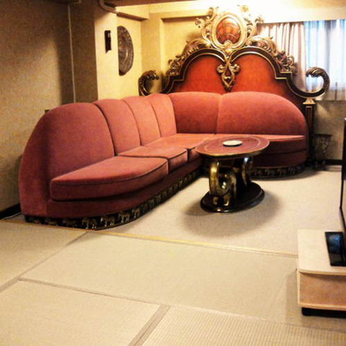 おしゃれなソファーセットが付いた和洋室でお寛ぎください。