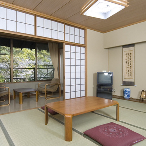 美しい日本庭園が眺め、広々１０畳和室でゆっくりお寛ぎください。