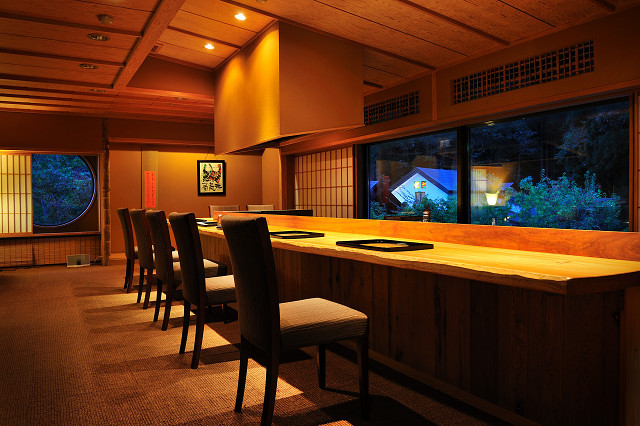 【カウンターダイニング】オーベルジュのような感覚をご堪能いただける「游の間」でのひととき。