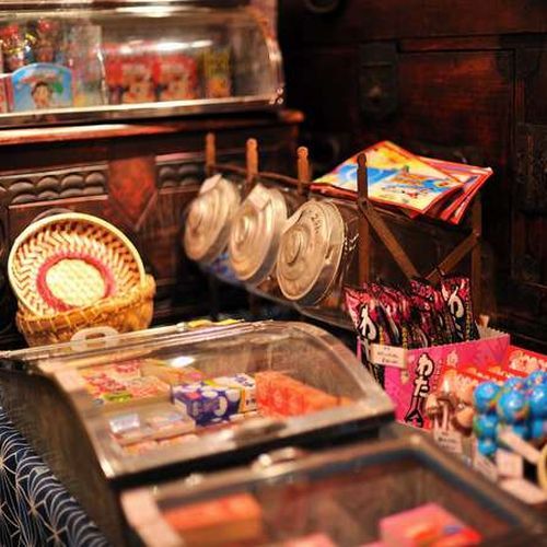 【売店】懐かしい駄菓子のコーナーでは、思わず童心に帰ってしまうかも。