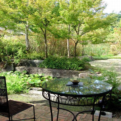 【館内】四季折々の空気が楽しめる中庭のテラスで、読書や湯上りのひとときをどうぞ！