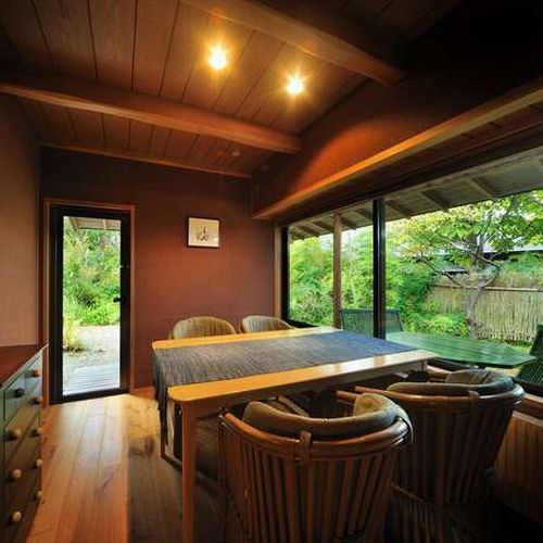 【客室Ａタイプ一例「暁」】木漏れ日が射すリビングで朝食を。寝室は本間なのでお過ごし頂くのに大変便利