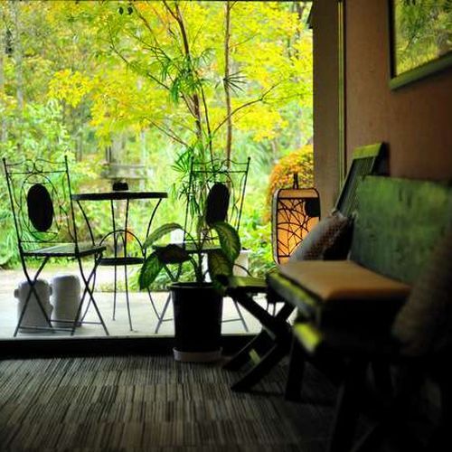 【エントランス】季節ごとに変わる風景に感動を覚えながら、これから始まる旅に期待を。