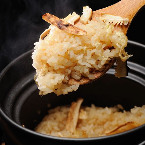 【ご夕食一例】松茸ごはんは、秋の味覚の代名詞。松茸の香りをまとったご飯の味わいはたまりません。