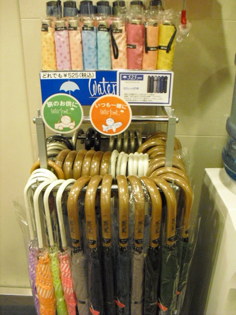 急な雨でも安心！フロントにて傘の販売がございます