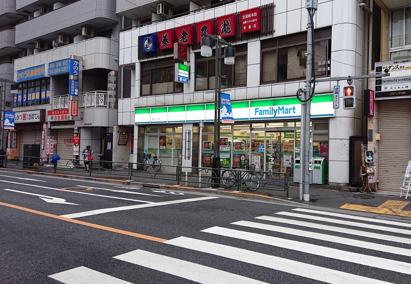最寄りのコンビニエンスストアは徒歩約30秒から1分です！