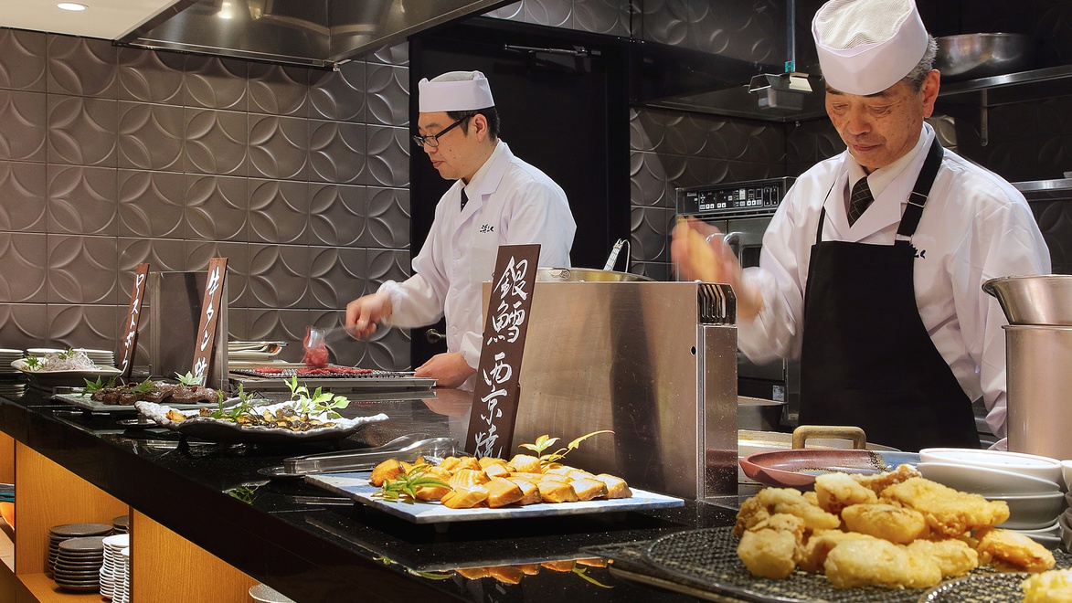 ［朝食一例］目で楽しく、香りで食欲そそるライブキッチン