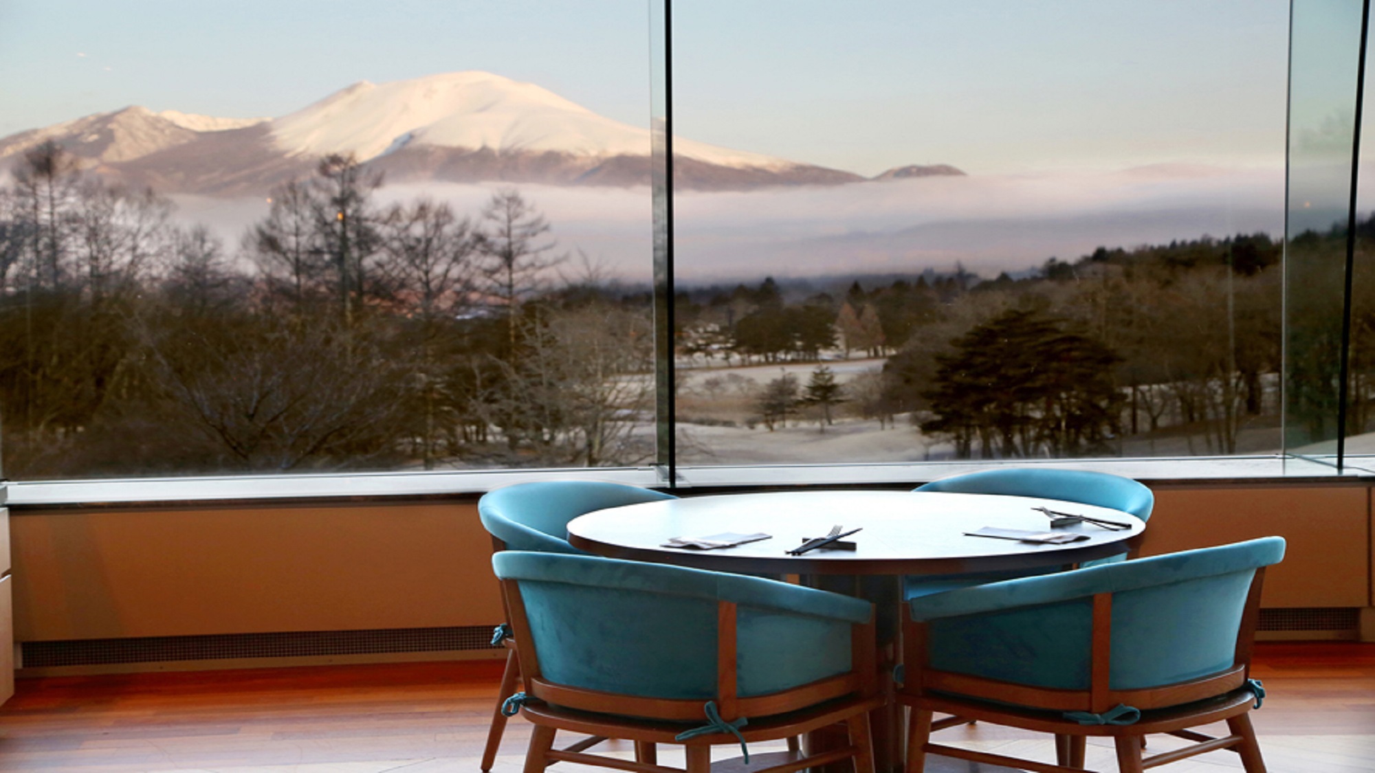 自然の風景を眺めながらダイニングルームで過ごす、贅沢なひとときを