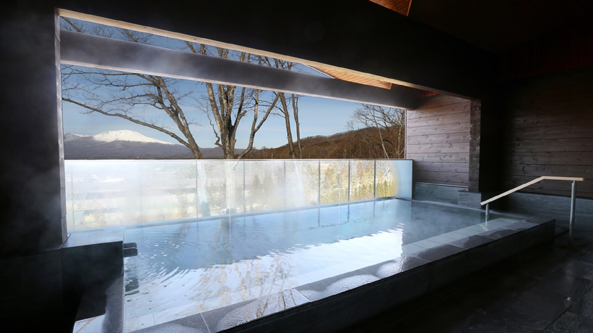 温泉につかって、静かな時間の中で心を落ち着ける。