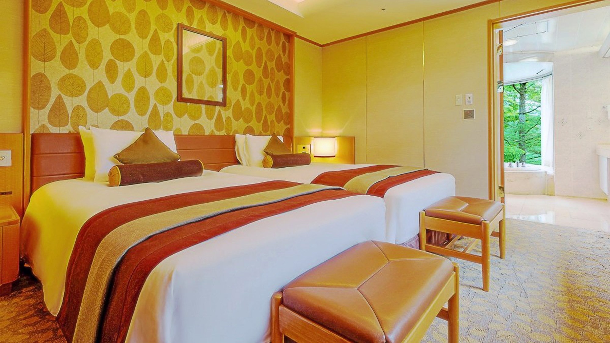 スイートルーム客室から軽井沢の自然と浅間山が一望できる