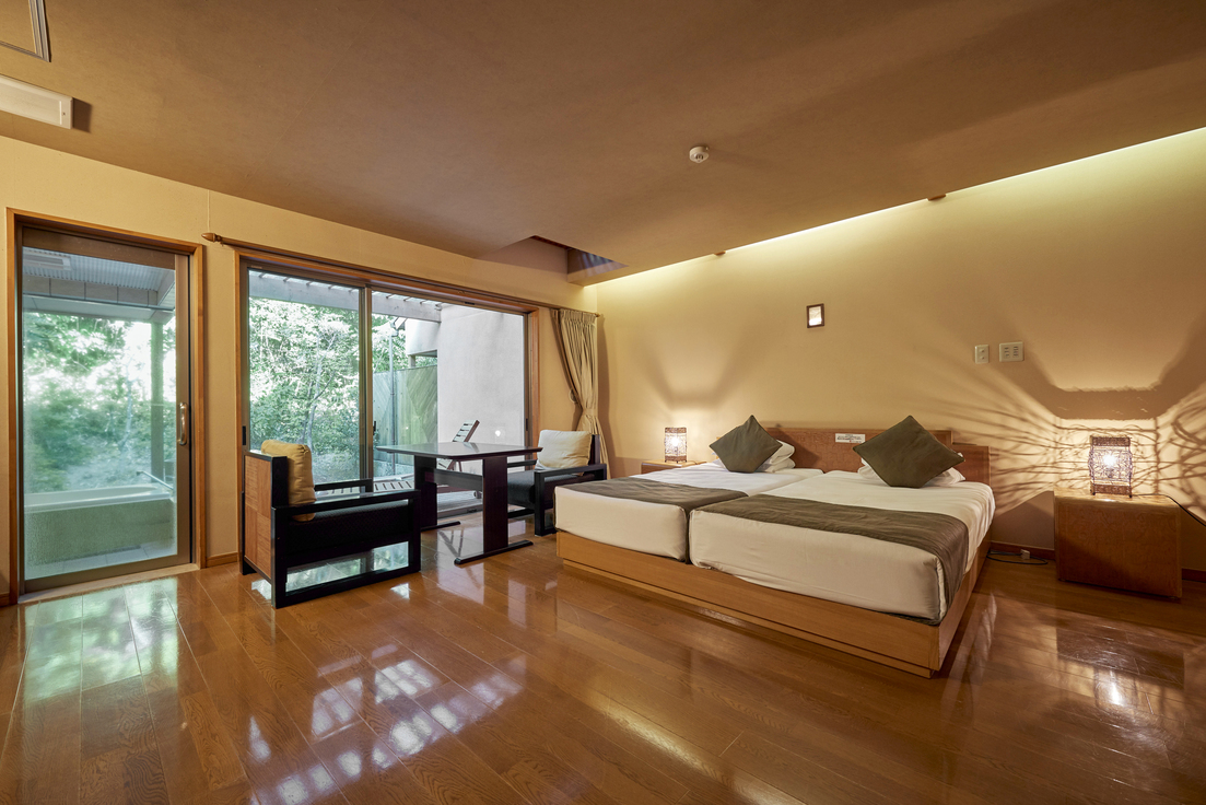 天井が高い客室、シモンズのベッドでゆったりと＊写真は一例です。